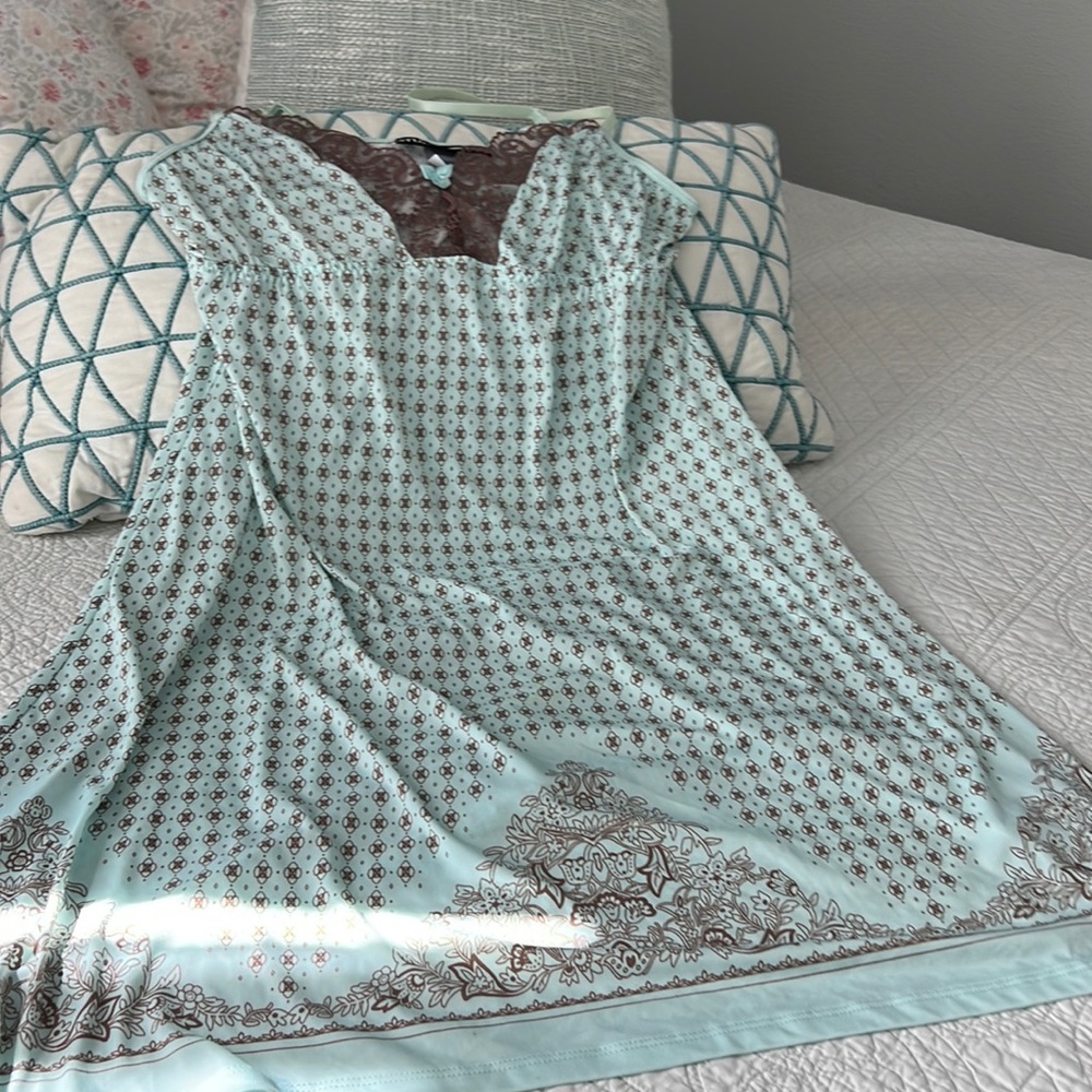 Ladies night gown. Size S